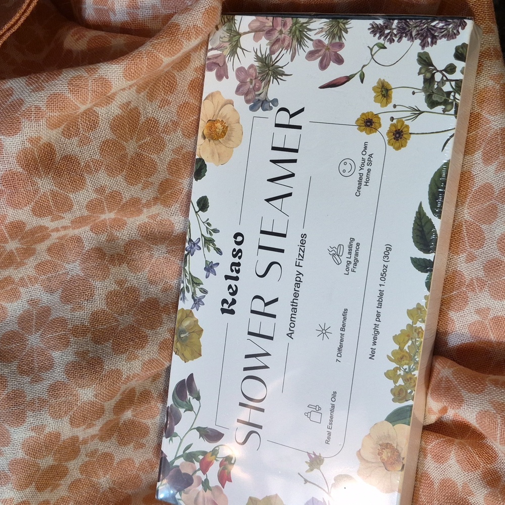 NWT 🥰🚿SHOWER STEAMERS 8 PC GIFT BOX🚿🥰 $30 RETAIL 🎂✨️ $15!